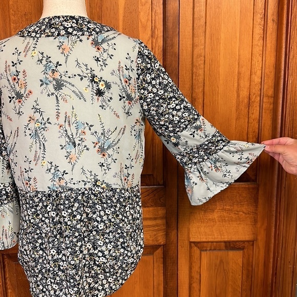 DR2 Floral Bell Sleeve Floral w/Ditsy Floral V-Neck Boho Blouse Small - Picture 7 of 12